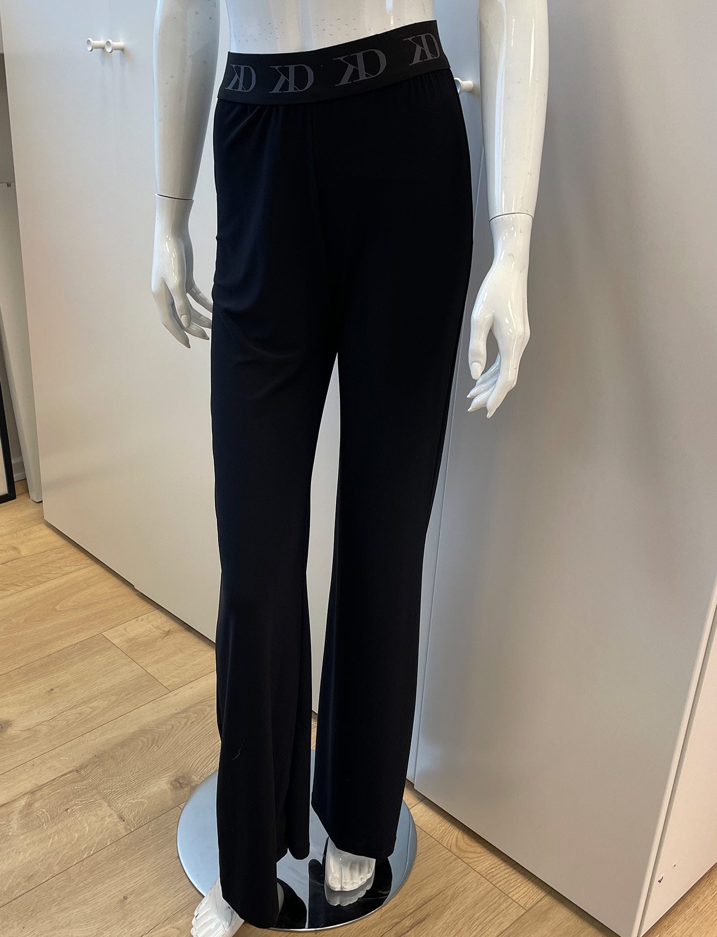 Standard træningsbukser til damer i sort crepe