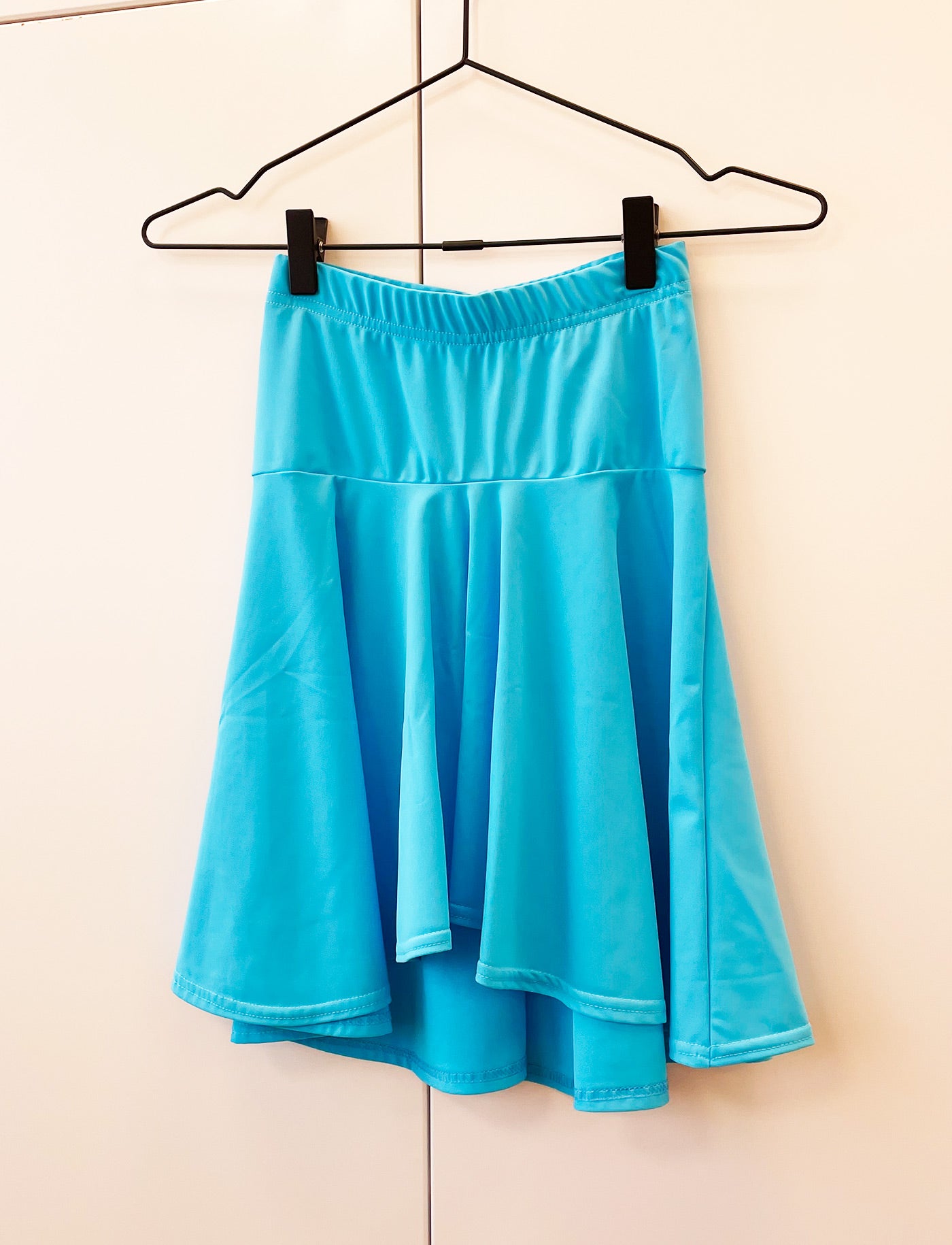 Nederdel med stramt bærestykke - Babados