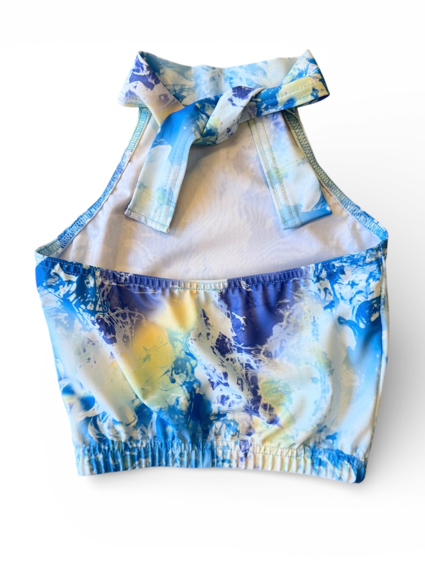 Top med høj hals. Blålige nuancer. Str. 10 år.