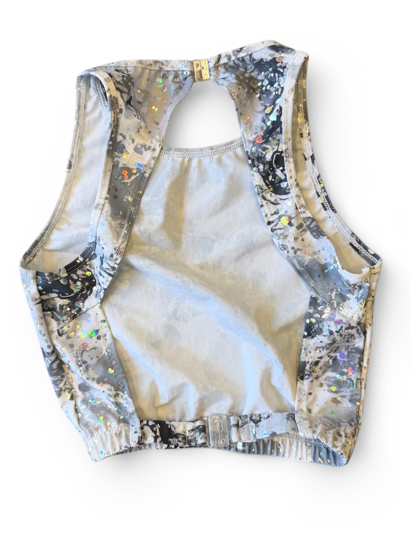 Top med åben ryg. Grålig glimmer. Str. 12 år.