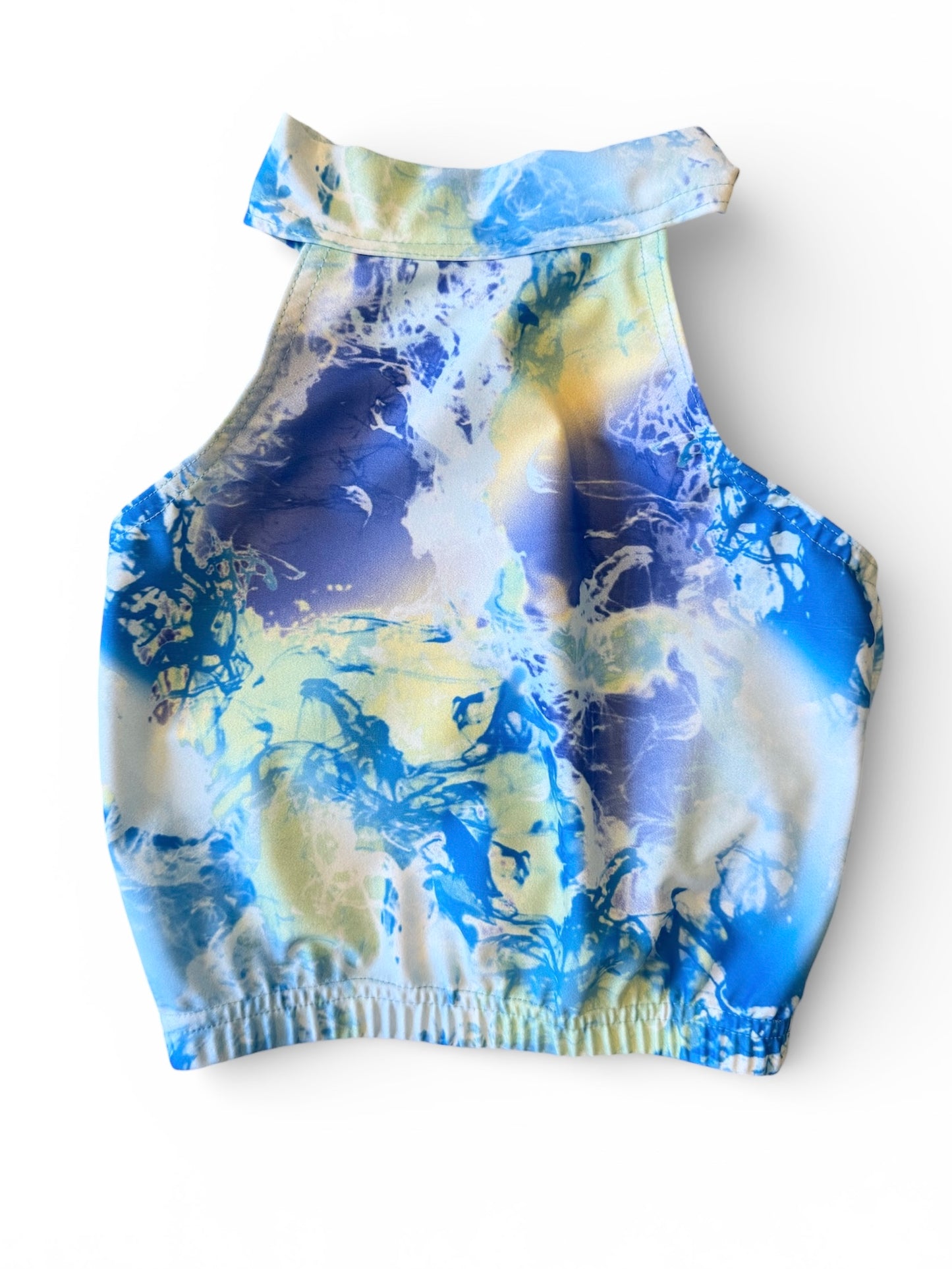 Top med høj hals. Blålige nuancer. Str. 10 år.